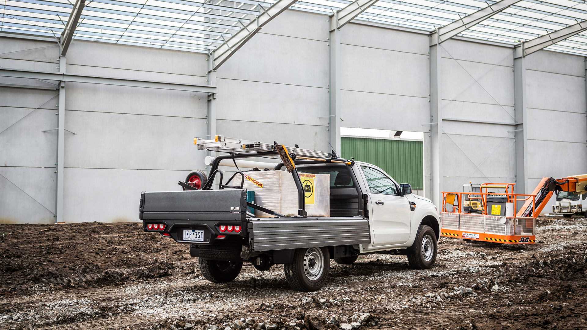 Side gate down on Tri-Gate operable truck bed